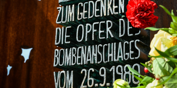 Mahnmal für die Opfer des Oktoberfest-Attentats mit Blumen