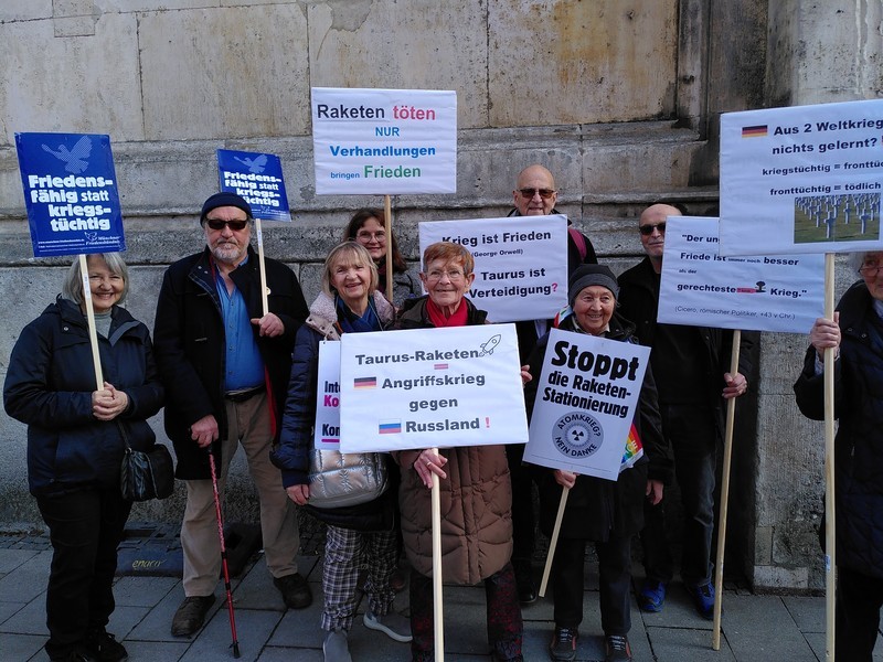 Gruppenfoto Schabinger Friedensweg mit vielen Schildern 