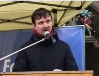 Matthias Gast beim Auftakt  Ostermarsch 2026 auf dem Marienplatz München